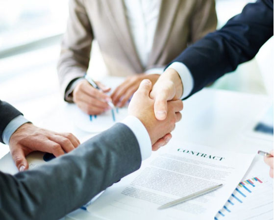 在多工位冷鐓機的設計和制造中，如何考慮生產效率和加工精度的平衡？有哪些優化措施和技術？